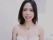 Ragazza asiatica che calpesta i piedi
