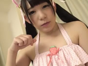 Marie Konishi bella gatto leccare