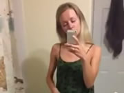 Bionda piccola adolescente gioca con la figa