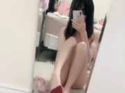 selfie ragazza asiatica usando tacchi alti la sua figa