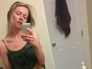 Bionda piccola adolescente gioca con la figa